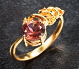 Золотое кольцо с пурпурно-розовым турмалином 0,85 карата и желтыми сапфирами