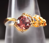 Золотое кольцо с пурпурно-розовым турмалином 0,85 карата и желтыми сапфирами