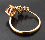 Золотое кольцо с пурпурно-розовым турмалином 0,85 карата и желтыми сапфирами