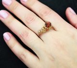 Золотое кольцо с пурпурно-розовым турмалином 0,85 карата и желтыми сапфирами