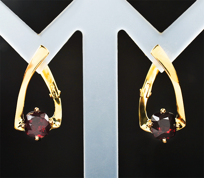 Золотые серьги с рубиновыми шпинелями 2,28 карата