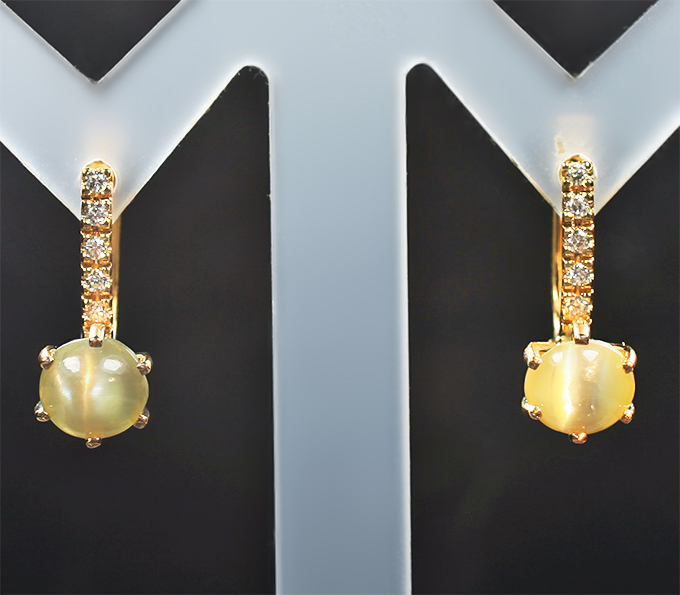 Золотые серьги с хризобериллами с эффектом кошачьего глаза 2,05 карата и бриллиантами