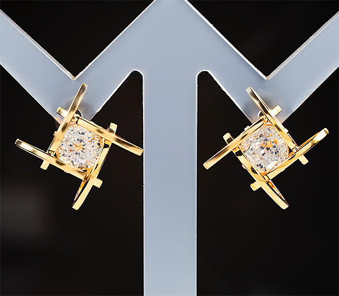 Крупные золотые пусеты с чистейшими бесцветными цирконами 4,26 карата