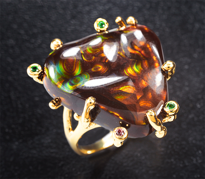 Массивное золотое кольцо с роскошным мексиканским агатом 20,11 карата, оранжевым сапфиром и цаворитами 20,11 карата