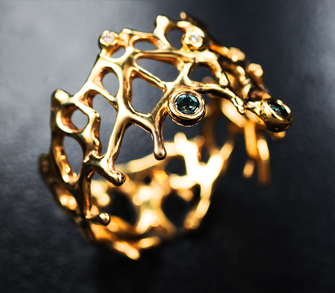 Золотое кольцо с яркими насыщенными уральскими александритами 0,17 карата и бриллиантами