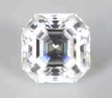 Кулон с бесцветным муассанитом топовой огранки 5,01 карата и цаворитами