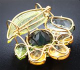 Брошь/кулон с полихромным апатитом авторской огранки 31,06 карата, чистейшим резным цитрином, резным зеленым аметистом, перидотом, ограненными бразильскими опалами и бриллиантом