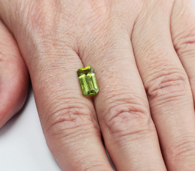 Перидот 2,45 карата