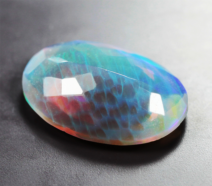 Ограненный эфиопский опал 3,83 карата 