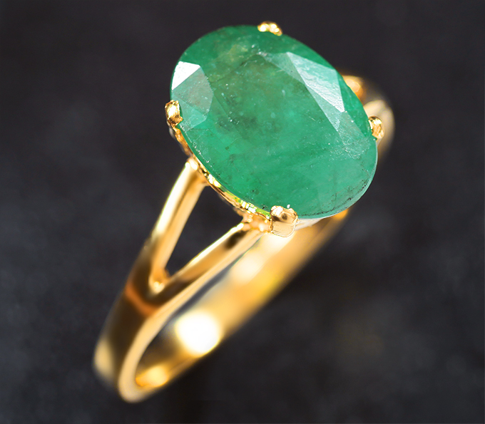 Золотое кольцо с насыщенным уральским изумрудом 3,04 карата