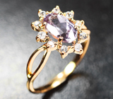 Золотое кольцо с зултанитом 1,38 карата и лейкосапфирами