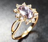 Золотое кольцо с зултанитом 1,38 карата и лейкосапфирами