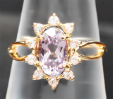 Золотое кольцо с зултанитом 1,38 карата и лейкосапфирами