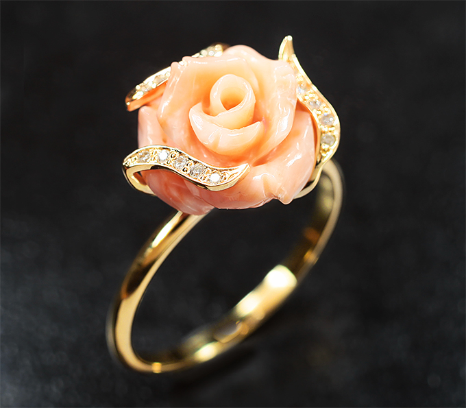 Золотое кольцо с резным solid кораллом 6,89 карата и бриллиантами