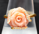Золотое кольцо с резным solid кораллом 6,89 карата и бриллиантами Золото