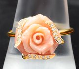 Золотое кольцо с резным solid кораллом 6,89 карата и бриллиантами