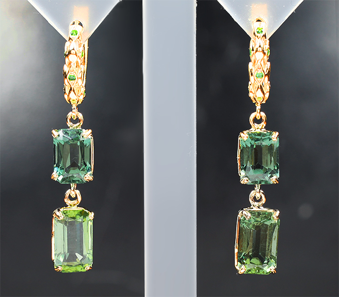 Крупные золотые серьги с чистейшими «неоновыми» апатитами 9,39 карата и цаворитами