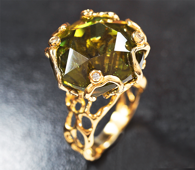Коктейльное золотое кольцо с эксклюзивным золотисто-изумрудным апатитом 27,96 карата и россыпью бриллиантов