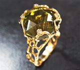 Коктейльное золотое кольцо с эксклюзивным золотисто-изумрудным апатитом 27,96 карата и россыпью бриллиантов Золото