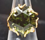 Коктейльное золотое кольцо с эксклюзивным золотисто-изумрудным апатитом 27,96 карата и россыпью бриллиантов