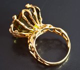 Коктейльное золотое кольцо с эксклюзивным золотисто-изумрудным апатитом 27,96 карата и россыпью бриллиантов