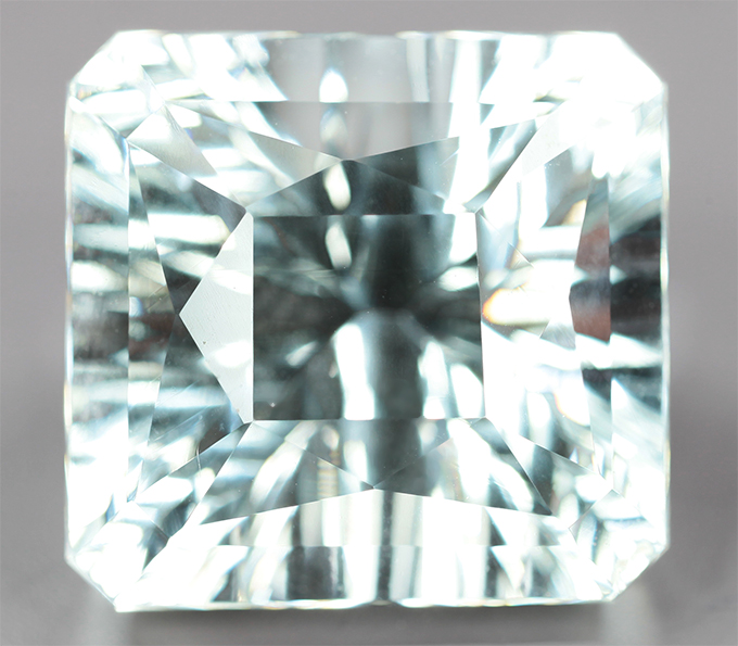 Чистейший крупный платиново-зеленый берилл 11,89 карата