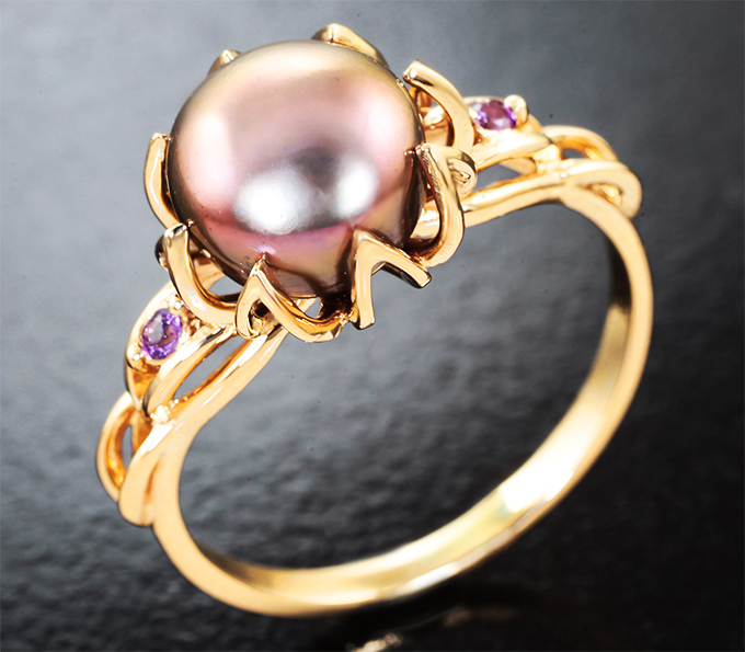 Золотое кольцо с титановой жемчужиной 3,14 карата и лавандовыми сапфирами