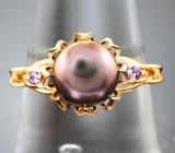 Золотое кольцо с титановой жемчужиной 3,14 карата и лавандовыми сапфирами