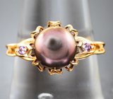 Золотое кольцо с титановой жемчужиной 3,14 карата и лавандовыми сапфирами Золото