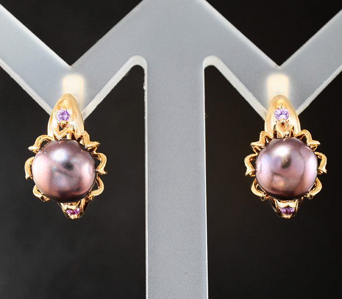 Золотые серьги с титановым жемчугом 6,43 карата и лавандовыми сапфирами