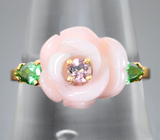 Золотое кольцо с натуральным резным кораллом 4,7 карата, цаворитами и нежно-сиреневым турмалином Золото