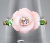 Золотое кольцо с натуральным резным кораллом 4,7 карата, цаворитами и нежно-сиреневым турмалином