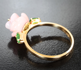 Золотое кольцо с натуральным резным кораллом 4,7 карата, цаворитами и нежно-сиреневым турмалином Золото