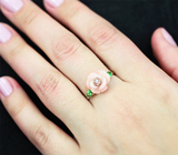 Золотое кольцо с натуральным резным кораллом 4,7 карата, цаворитами и нежно-сиреневым турмалином Золото