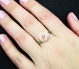 Золотое кольцо с натуральным резным кораллом 4,7 карата, цаворитами и нежно-сиреневым турмалином