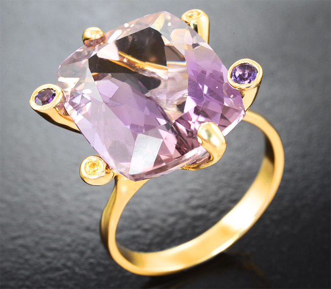 Золотое кольцо с крупным аметрином 11,02 карата, аметистами и желтыми сапфирами