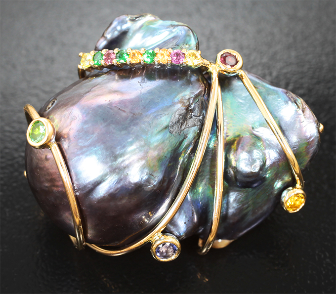 Массивная золотая брошь с крупной черной жемчужиной барокко 50,48 карата, цаворитами и разноцветными сапфирами