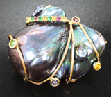 Массивная золотая брошь с крупной черной жемчужиной барокко 50,48 карата, цаворитами и разноцветными сапфирами Золото