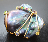 Массивная золотая брошь с крупной черной жемчужиной барокко 50,48 карата, цаворитами и разноцветными сапфирами Золото