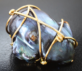 Массивная золотая брошь с крупной черной жемчужиной барокко 50,48 карата, цаворитами и разноцветными сапфирами Золото