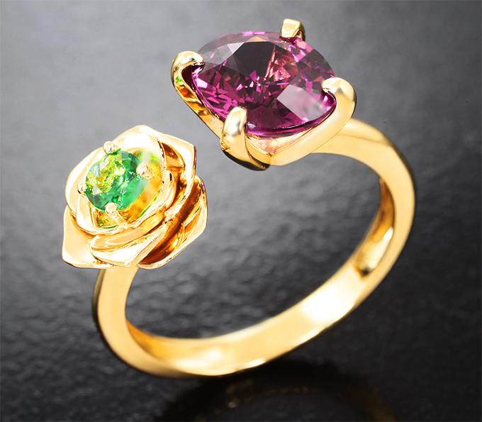 Золотое кольцо с чистейшим родолитом 2,31 карата и «неоновым» цаворитом