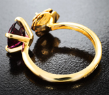 Золотое кольцо с чистейшим родолитом 2,31 карата и «неоновым» цаворитом Золото