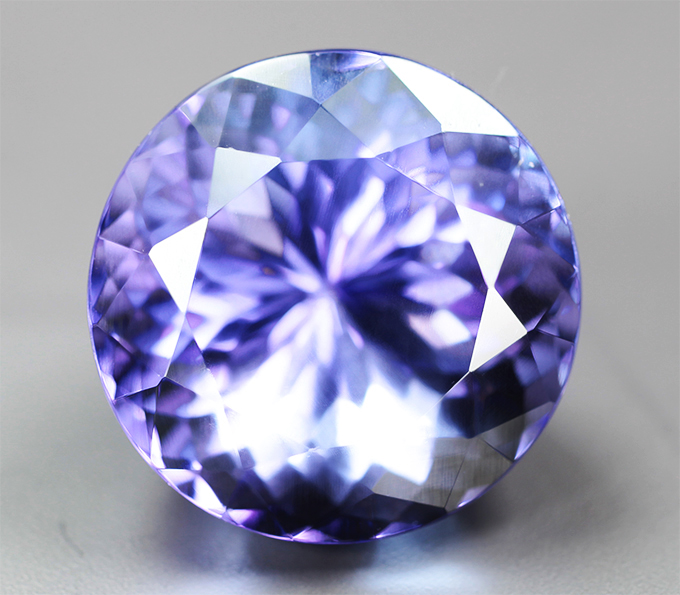 Чистейший крупный танзанит 7,97 карата