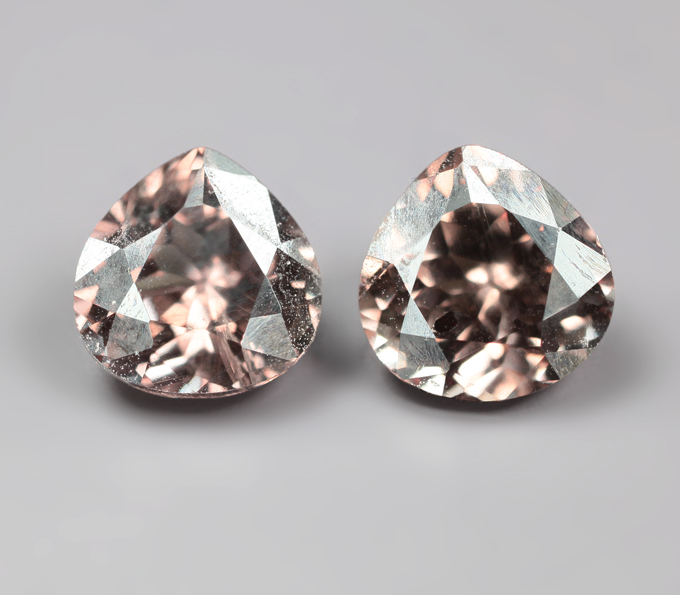 Пара гранатов со сменой цвета 2,44 карата