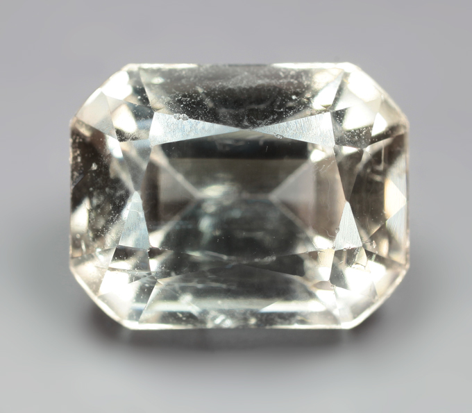 Крупный желтовато-оранжевый турмалин 6,21 карата