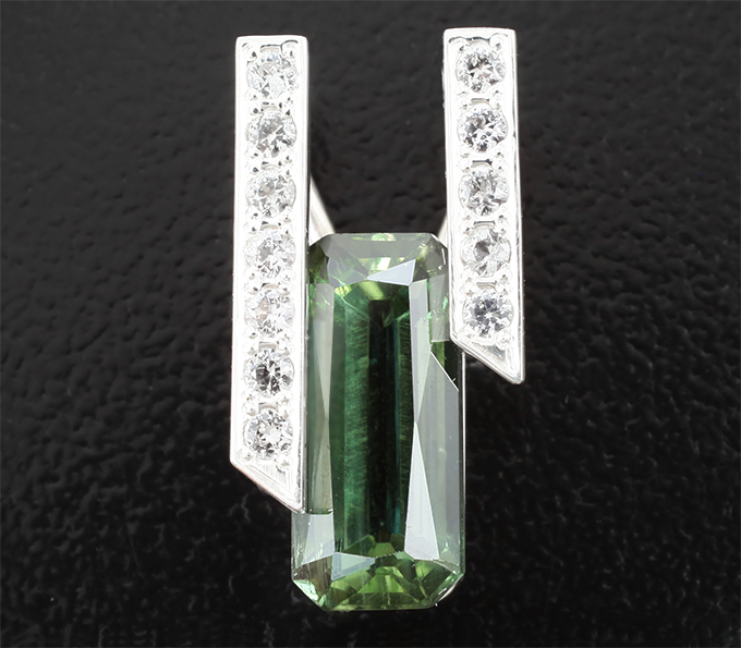 Кулон с полихромным «неоновым» апатитом 2,86 карата и лейкосапфирами