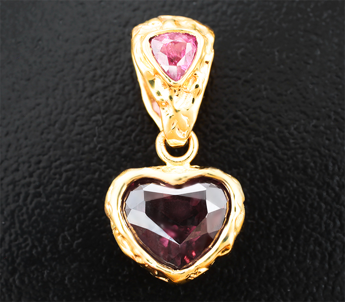Кулон с гранатом со сменой цвета эффектной огранки 2,99 карата и неоново-розовой шпинелью 0,29 карата