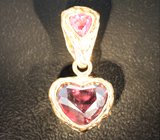 Кулон с гранатом со сменой цвета эффектной огранки 2,99 карата и неоново-розовой шпинелью 0,29 карата