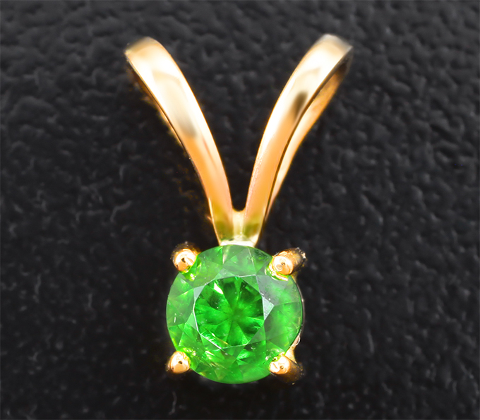 Кулон с уральским демантоидом 0,54 карата