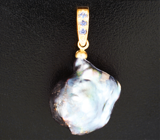 Золотой двусторонний кулон с жемчужиной барокко титанового люстра 36,95 карата, васильковыми и пурпурно-розовыми сапфирами